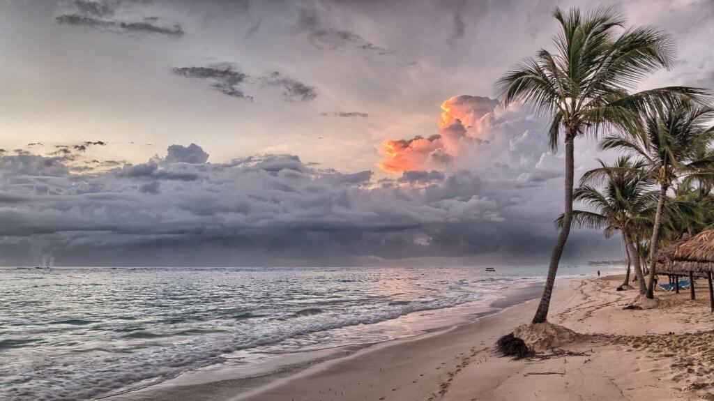 Красивый закат на пляже в Таиланде