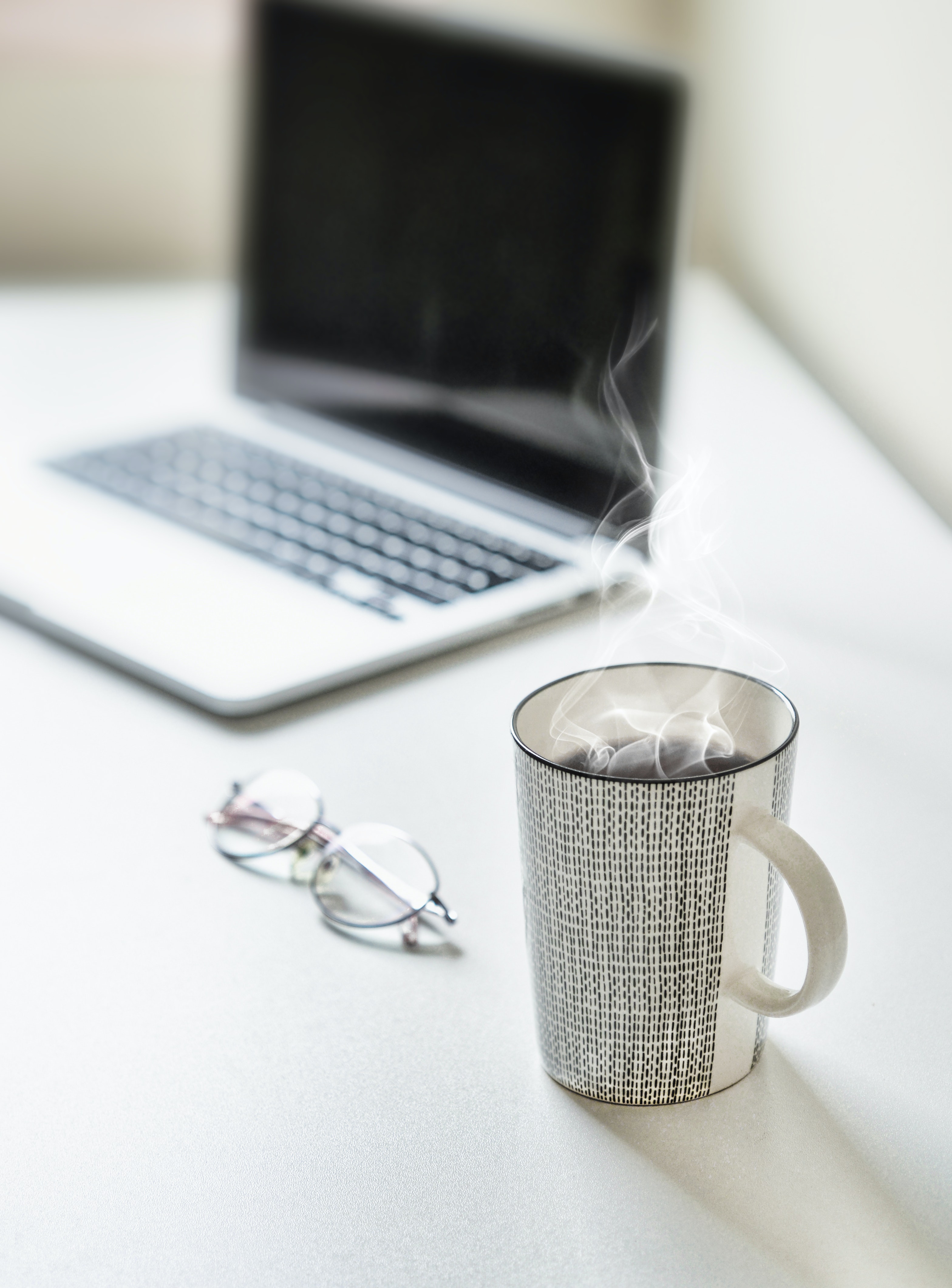 Красивая фотография ноутбука на столе с чашкой кофе