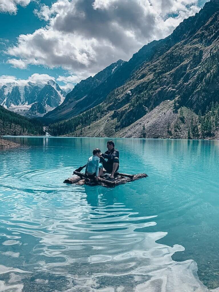 турист на Озере в Алтае