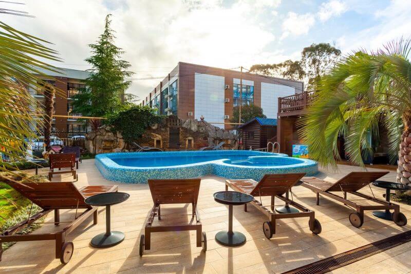 Отель Grace Crystal в Сочи вид на басейн