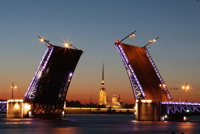 Мост в  Санкт Петербурге новогодних огнях