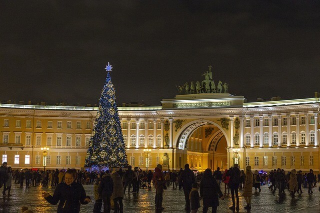 Дворцовая площадь в  Санкт Петербурге новогодних огнях