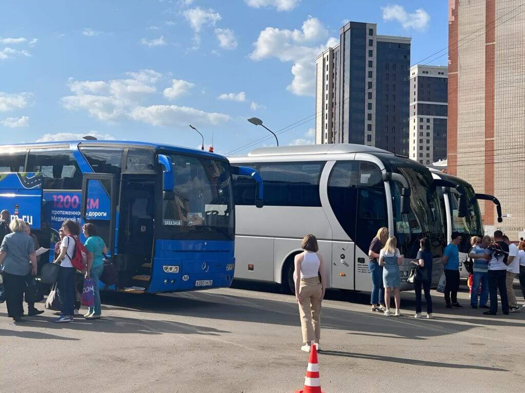 Автобус с туристами в Карелии