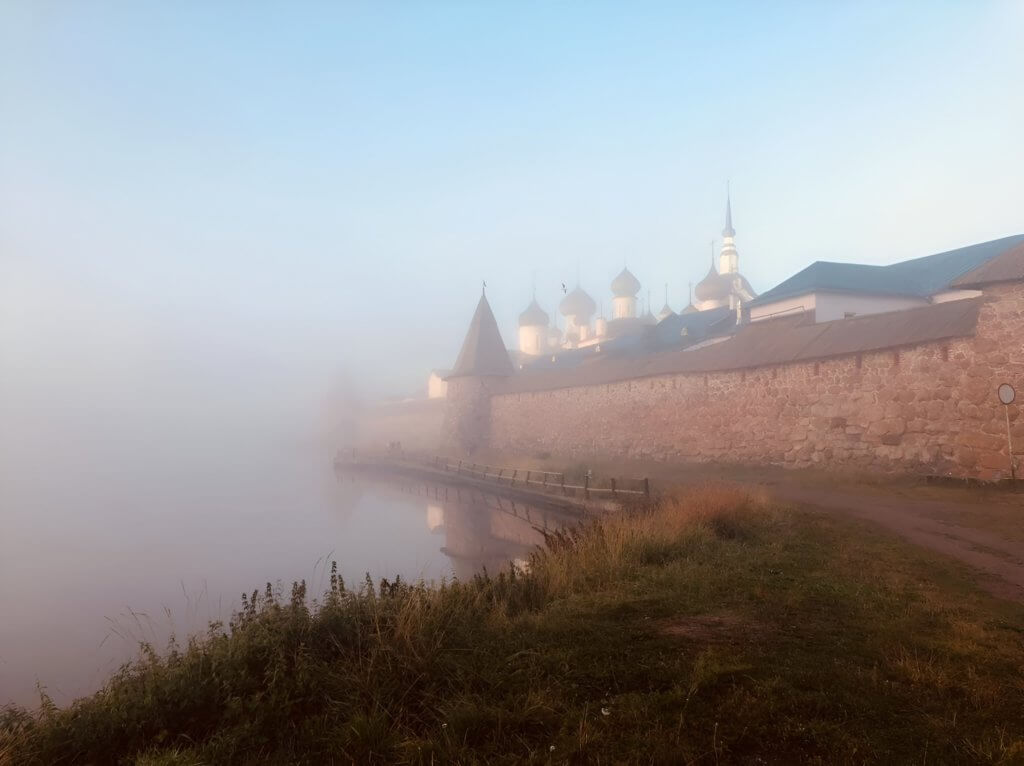 Церковь в тумане Соловецкие острова Архипелаг в Белом море