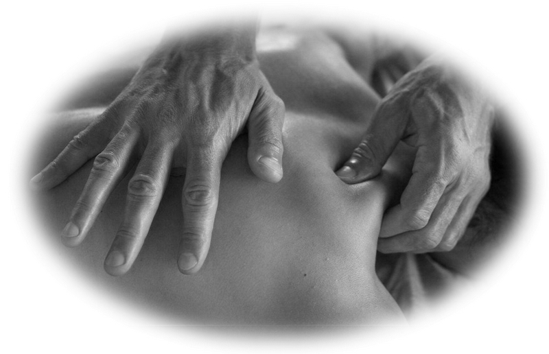 Черно-белое фото как руки делают массаж спины