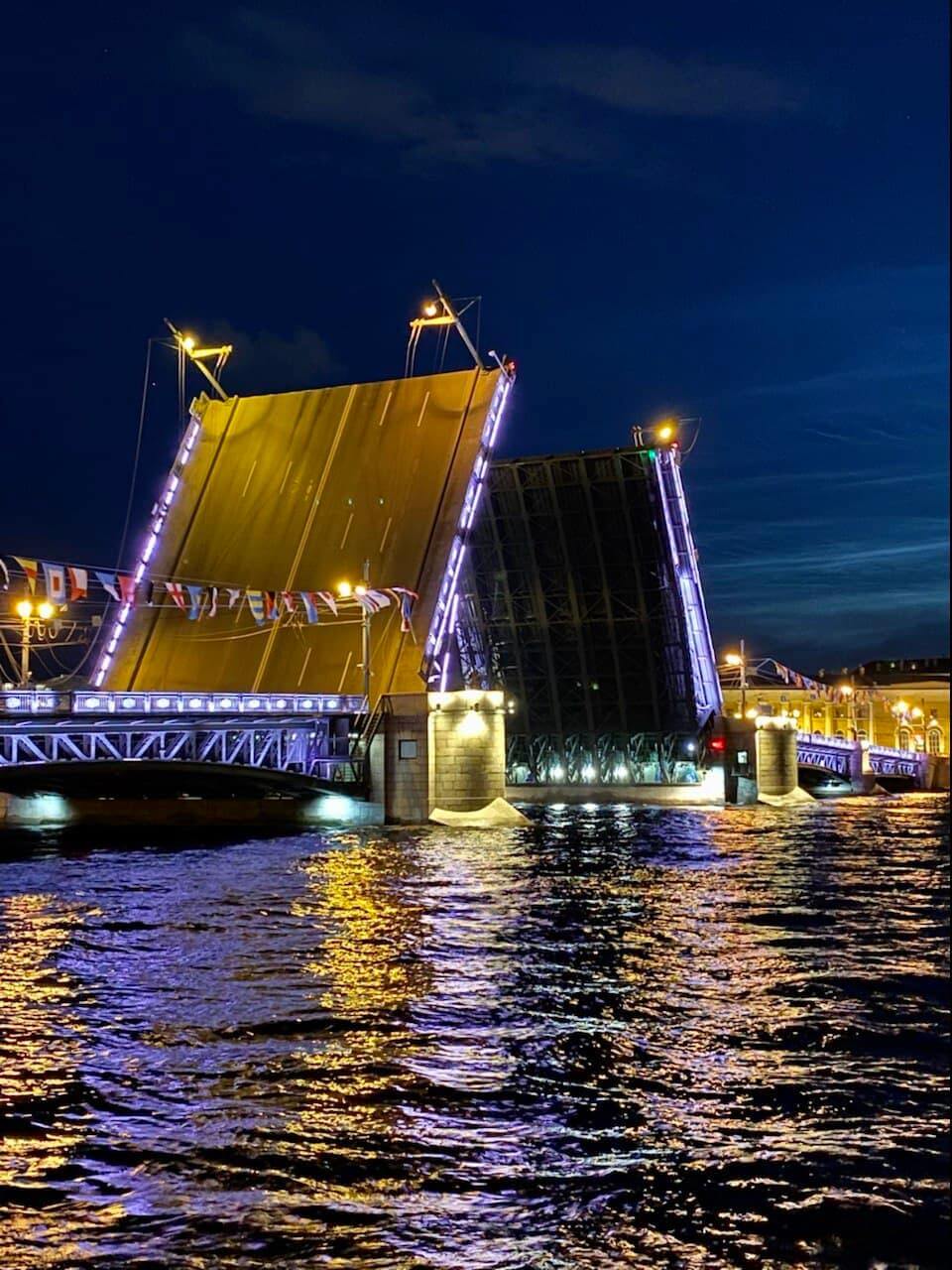 Ночной развод дворцового моста в Санкт Петербурге