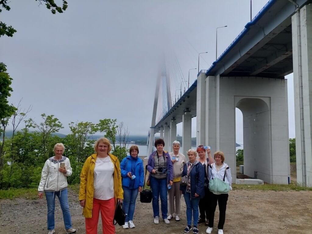 Туристы на экскурсии под Мостом во Владивостоке